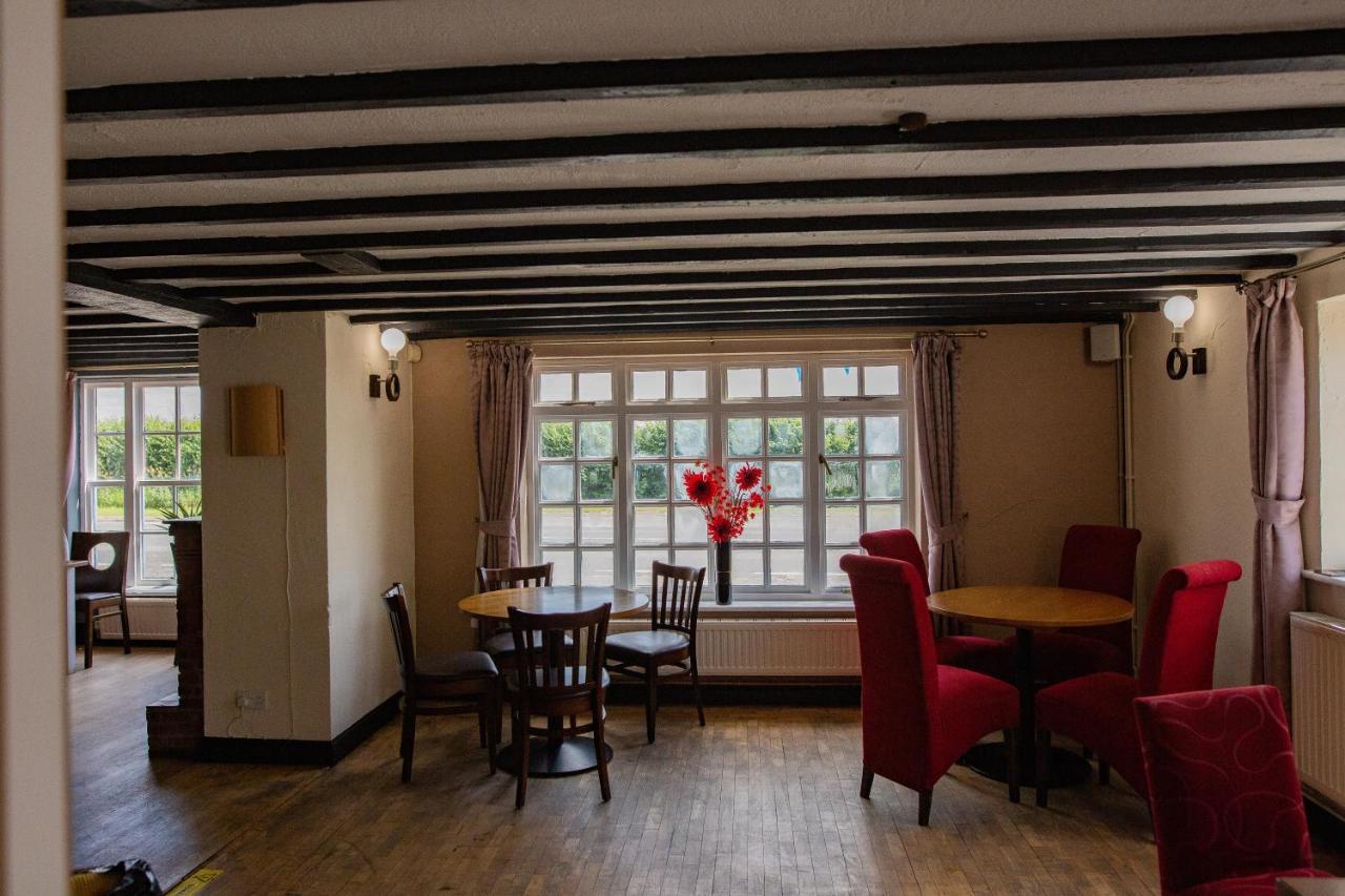 Queens Head Inn Ившем Экстерьер фото