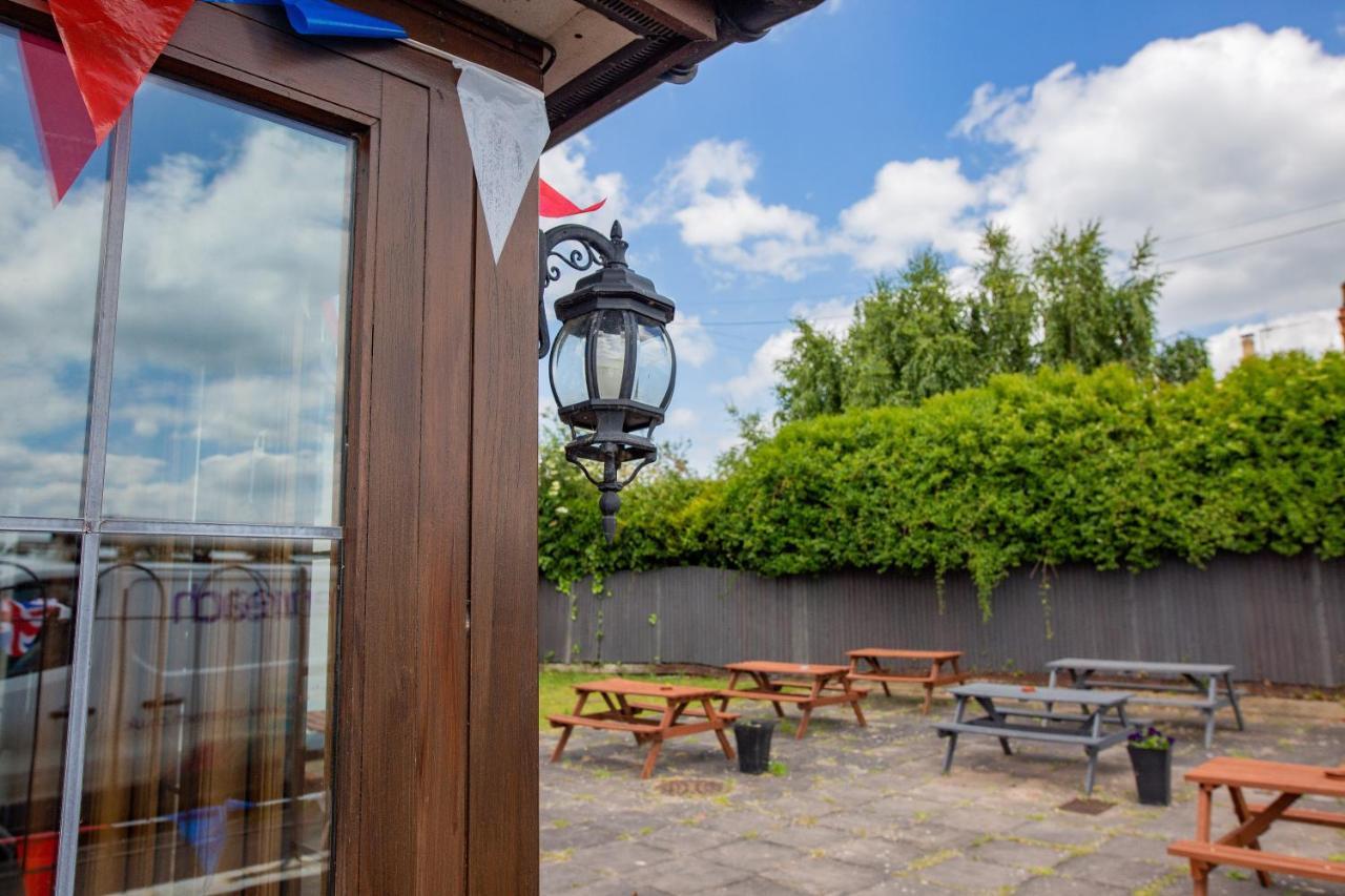 Queens Head Inn Ившем Экстерьер фото