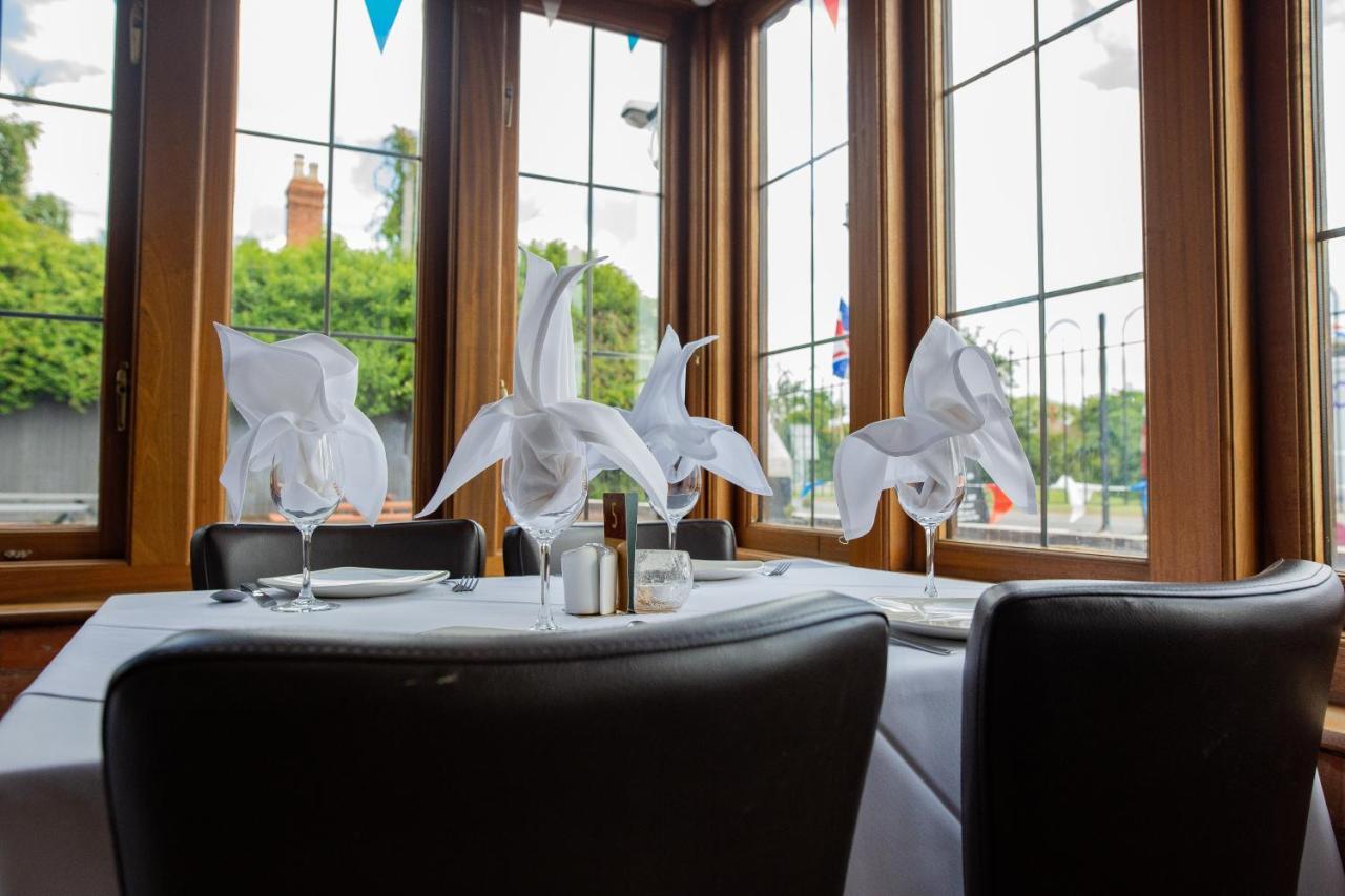 Queens Head Inn Ившем Экстерьер фото
